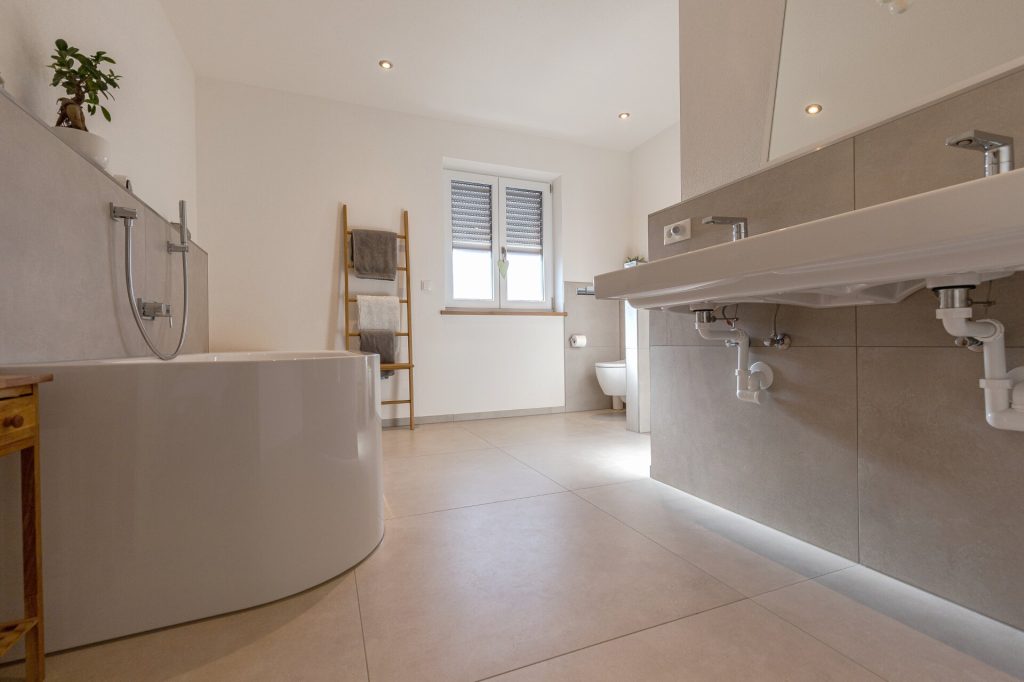 Badezimmer mit großen, hellen Fliesen