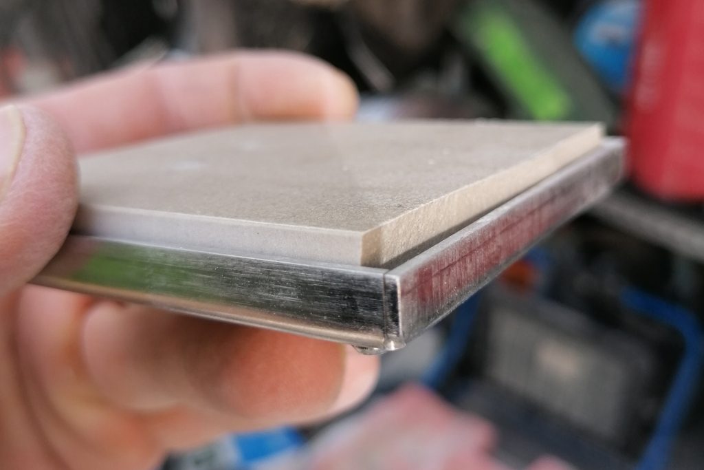 Fliese mit Metallabschluss