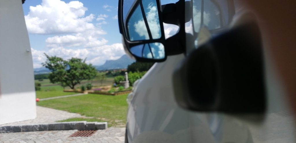 Bus der Firma Hammermeister mit Blick auf die Berge