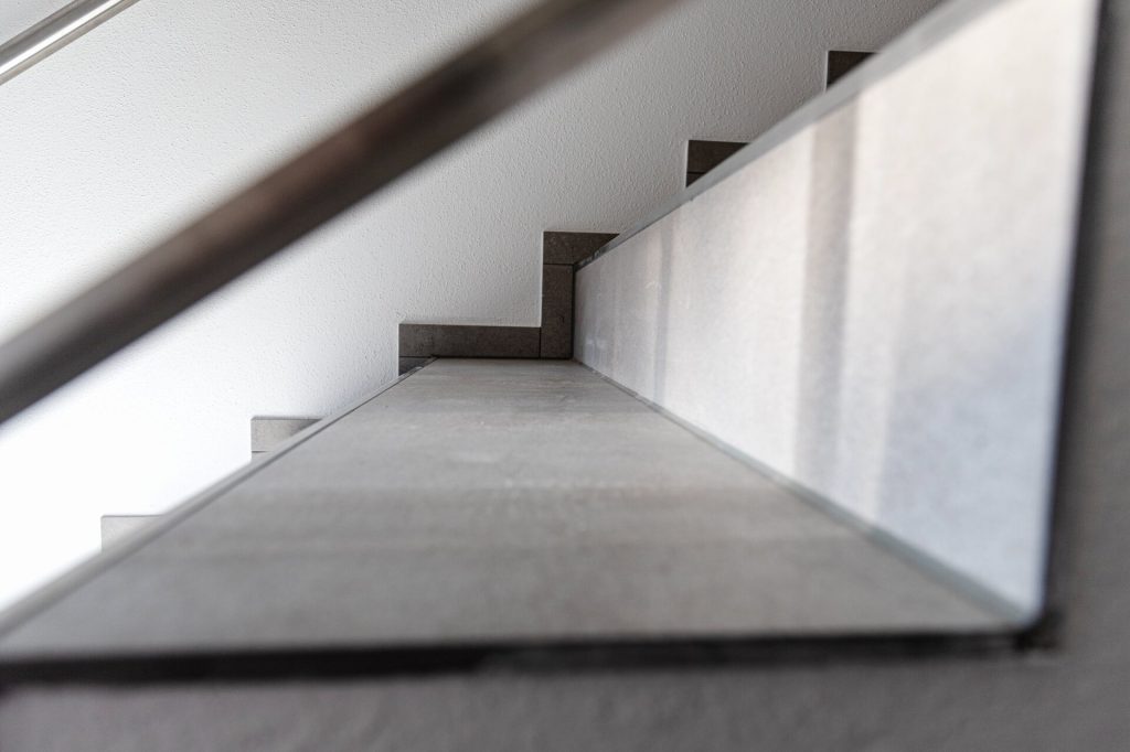 Treppenstufen mit präzisen Abschlüssen und Metall-Blenden