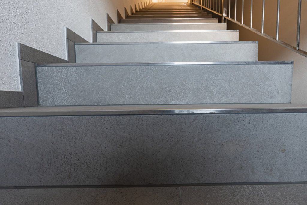 Geflieste Treppen mit Metallkanten