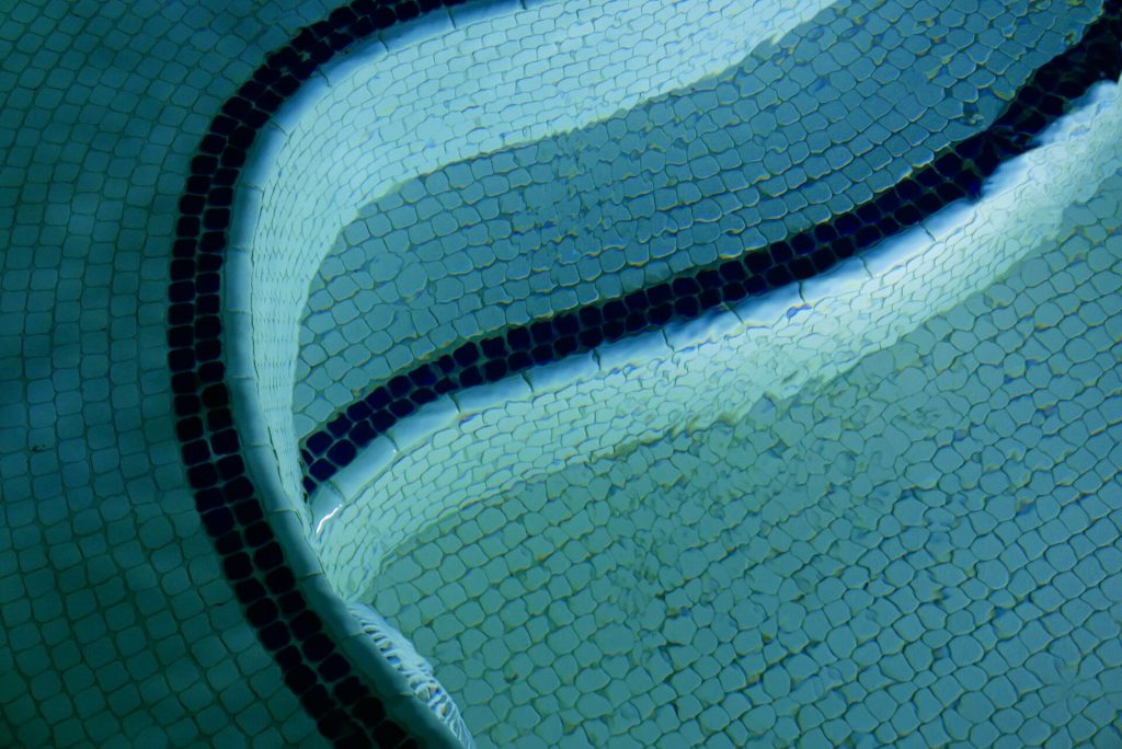 5 frische Ideen für die Gestaltung mit Mosaikfliesen 5 Mosaikfliesen in einem Swimming-Pool