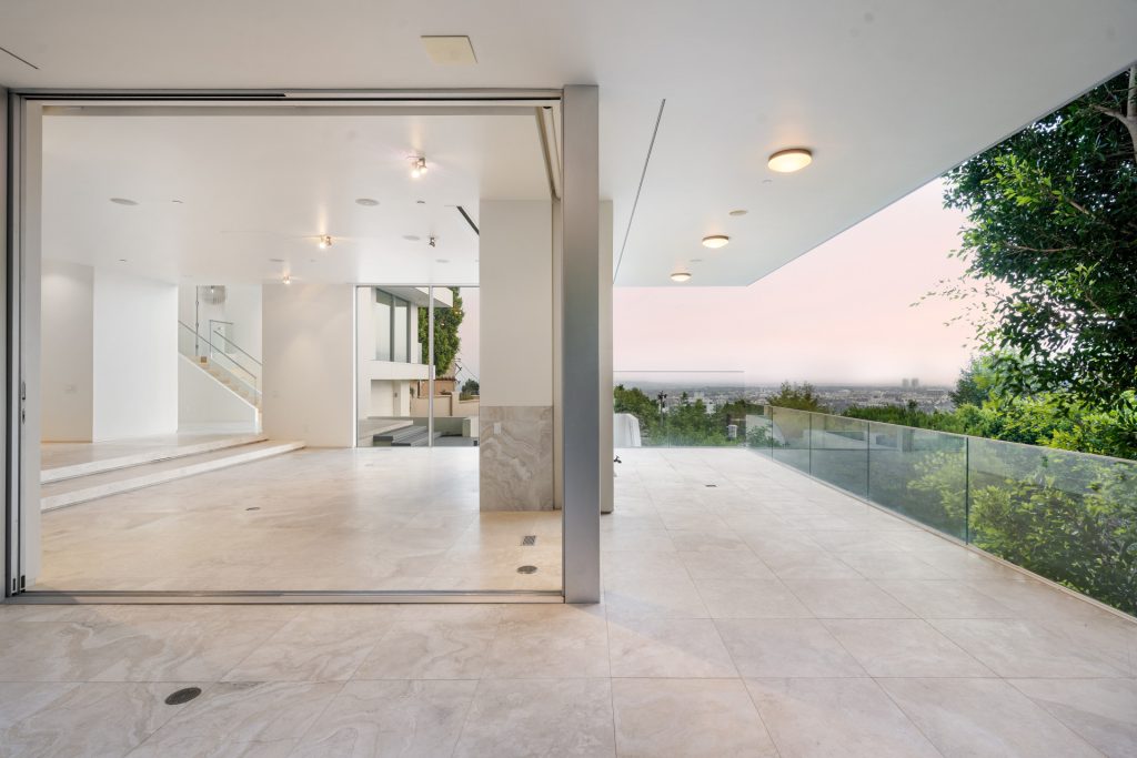 Fliesen auf einem großen, modernen Balkon