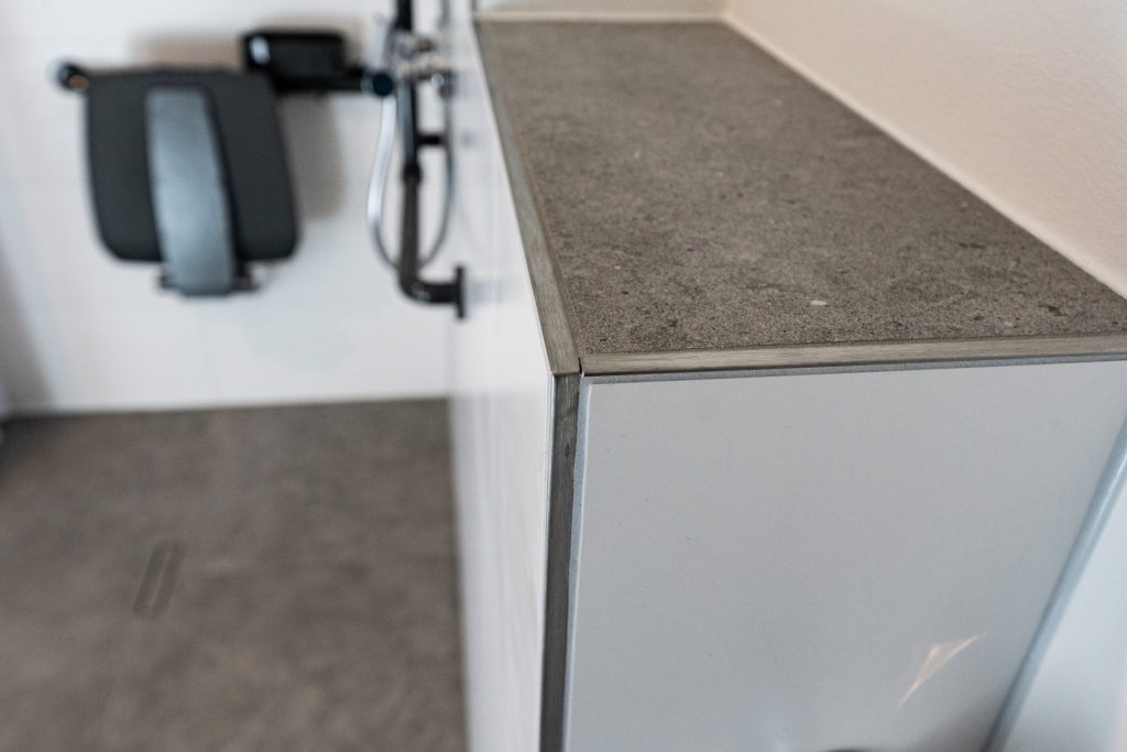 Edelstahlschienen an den Kanten