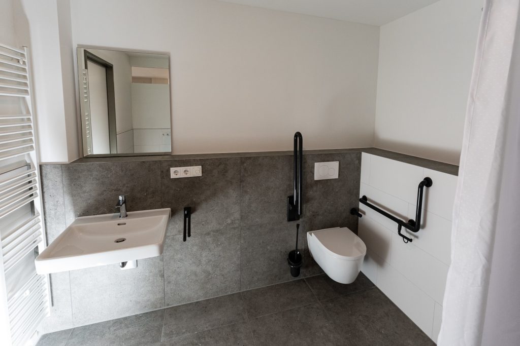 Waschbecken und Toilette im Quartiershaus