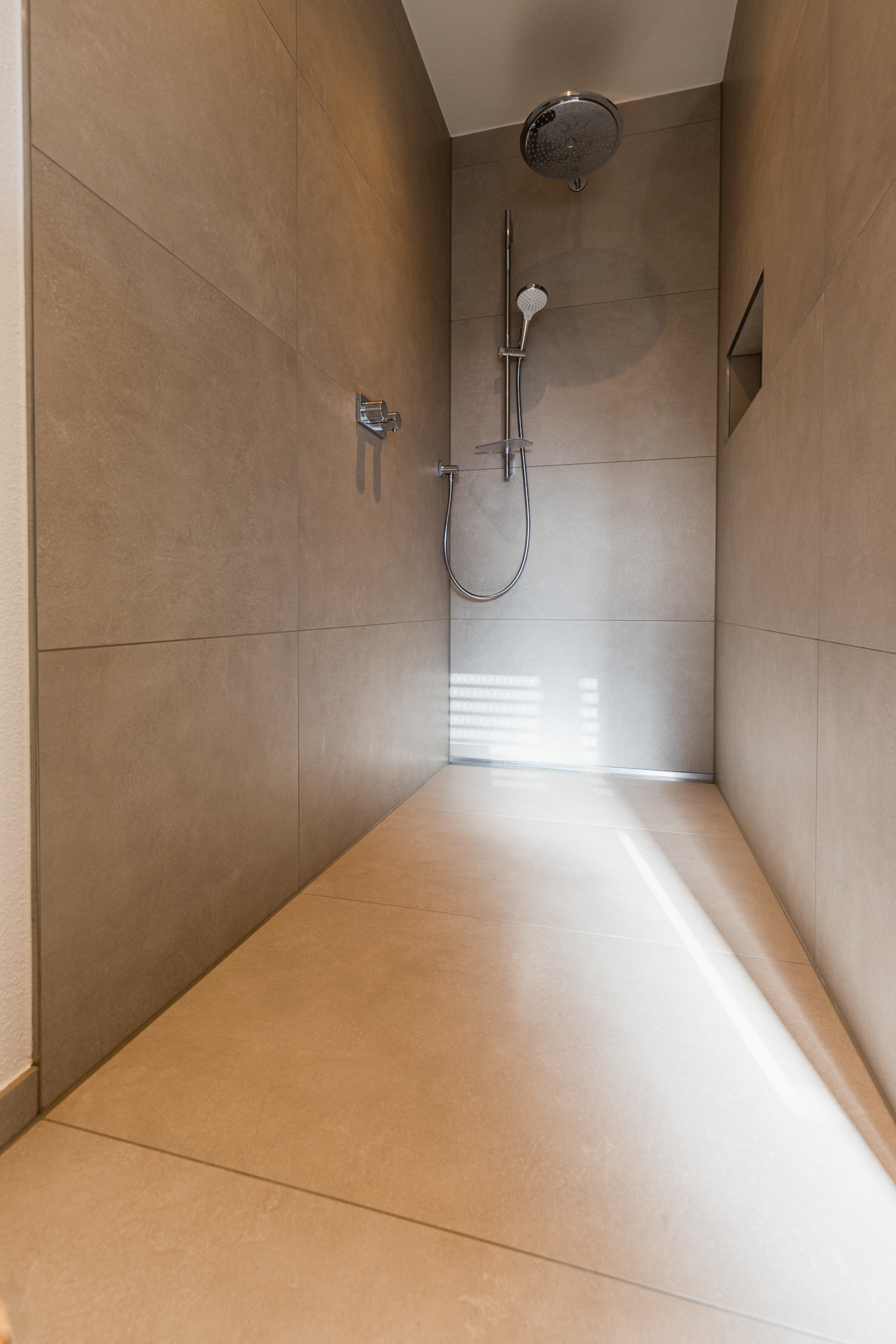 Ebenerdige Dusche im Badezimmer in Petting nahe Teisendorf