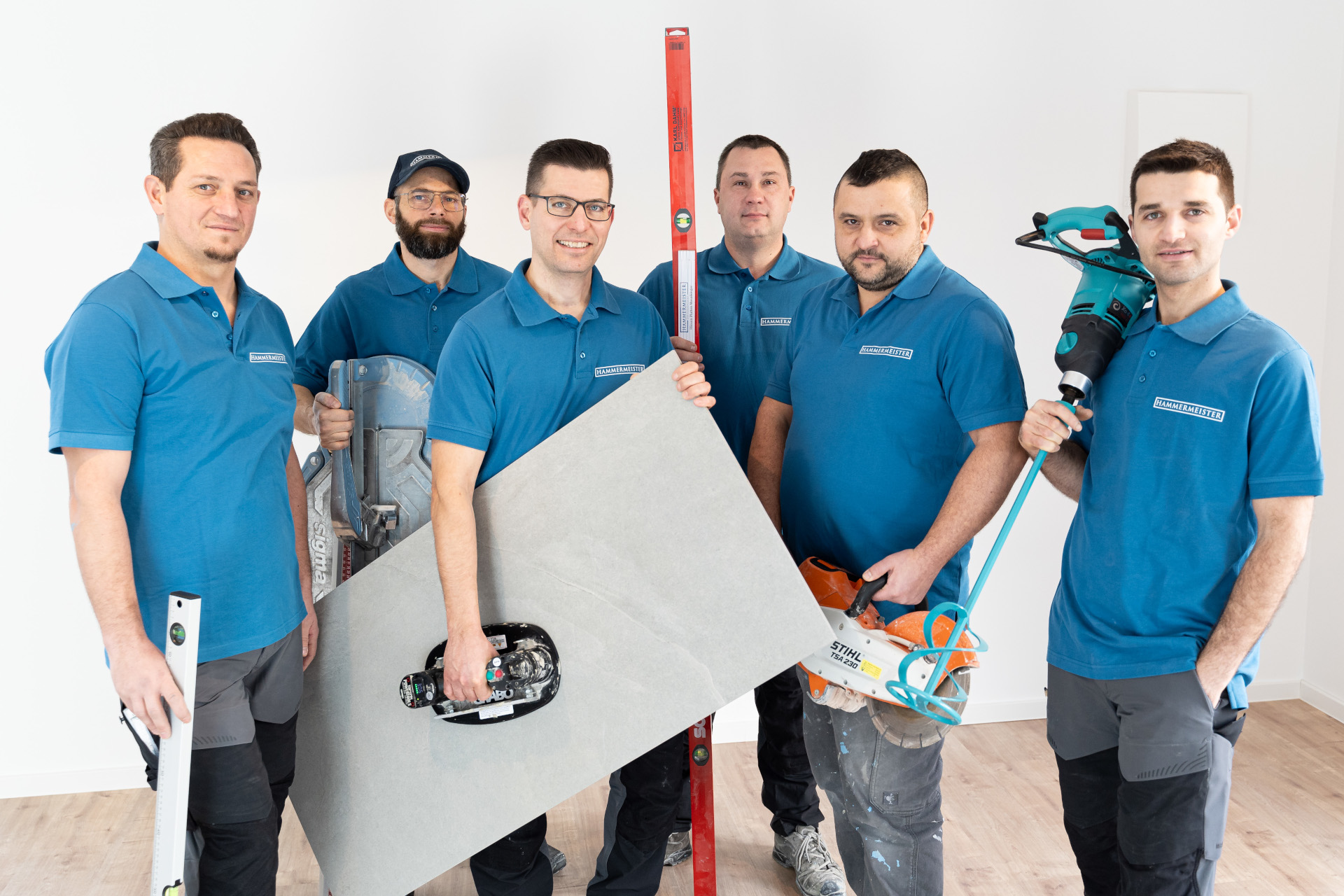 Fliesenleger Benjamin Hammermeister und sein Team