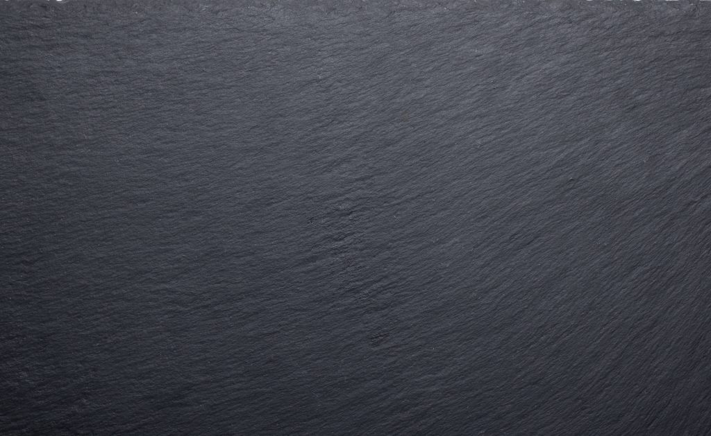 Eine schwarze Schiefer-Natursteinplatte von oben fotografiert