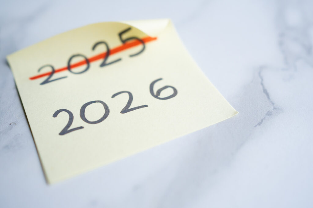 Eine Sticky Note mit der Aufschrift 2026 auf Natursteinfliesen