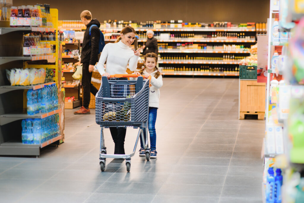 Ein Supermarkt mit Fliesenboden