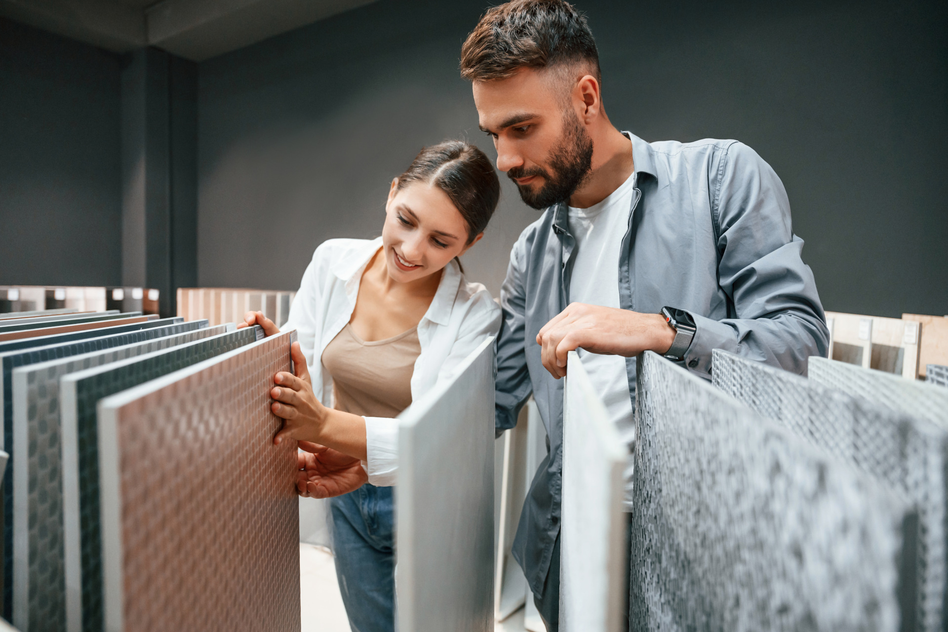 Ein junges Paar kauft Fliesen ein