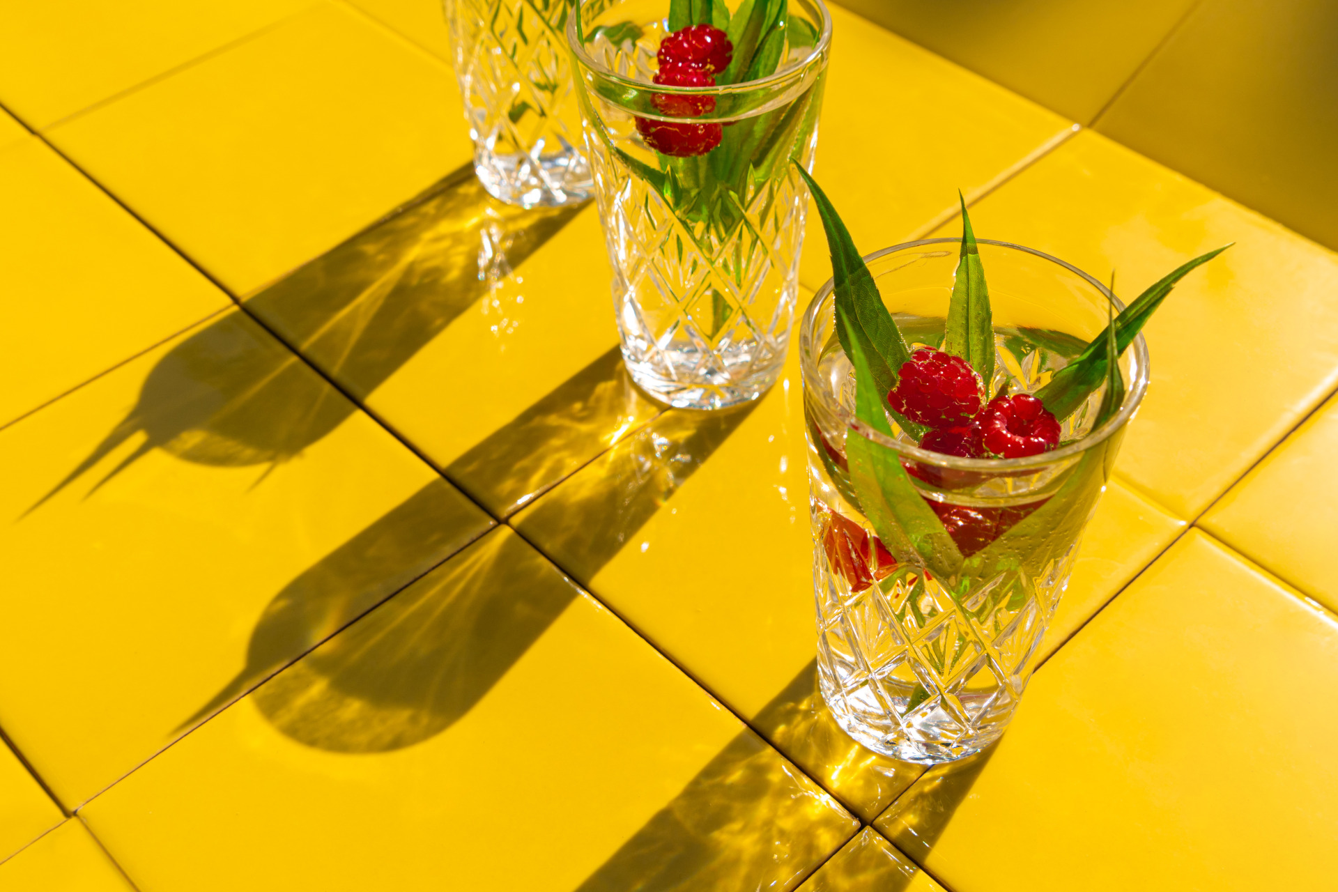Kühle Drinks auf einem sommerlichen Fliesenboden