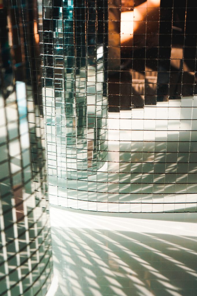 5 frische Ideen für die Gestaltung mit Mosaikfliesen 6 Zwei Säulen, die mit reflektierenden Spiegel-Mosaikfliesen belegt sind.