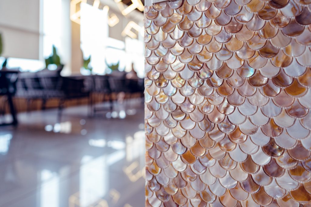 5 frische Ideen für die Gestaltung mit Mosaikfliesen 3 Eine Wand mit einem Mosaik aus Perlmutt-Imitat